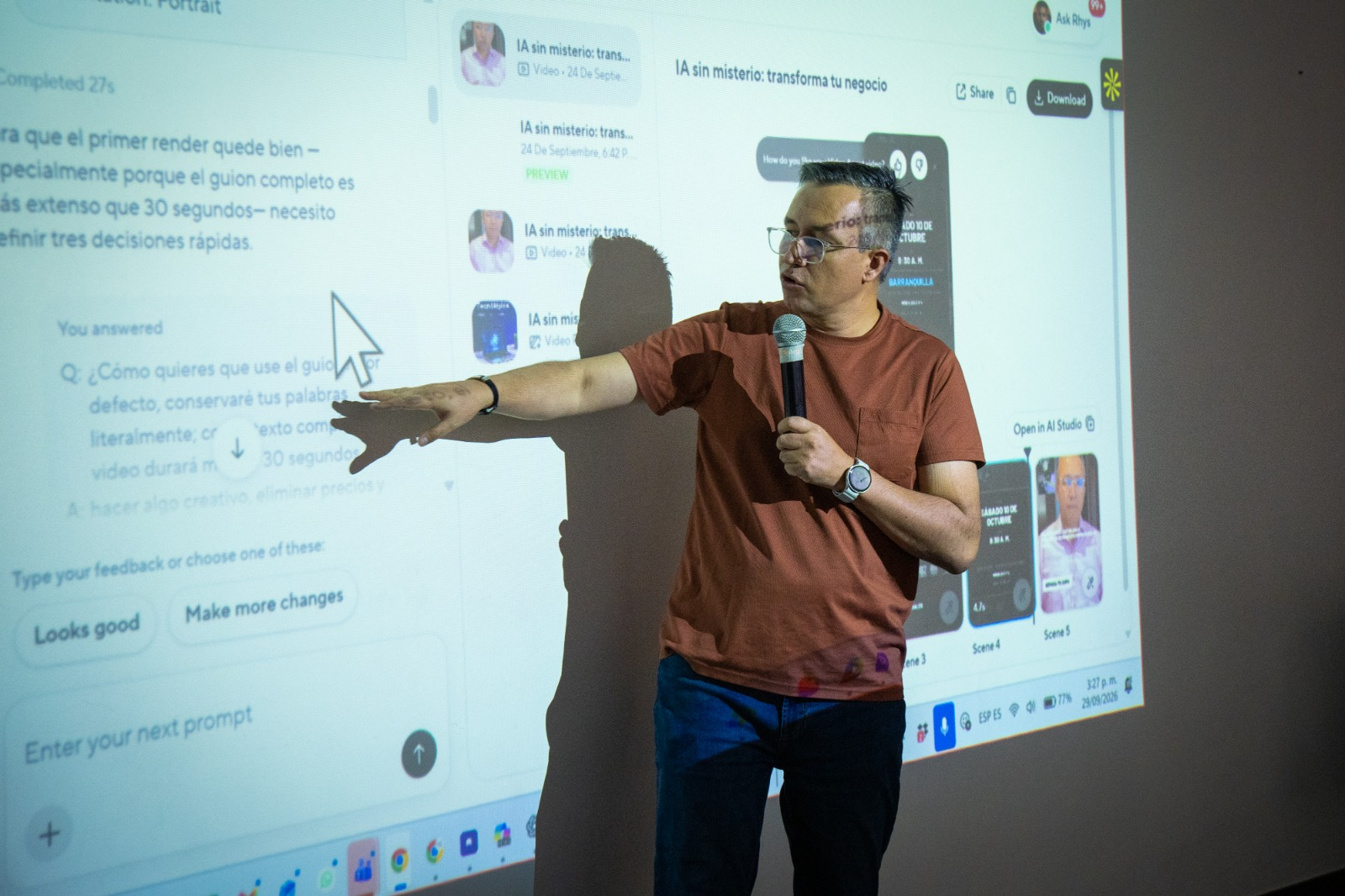 Julián presentando una herramienta de IA en pantalla